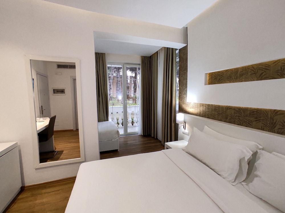 Prestige Resort Durres Qerret Esterno foto